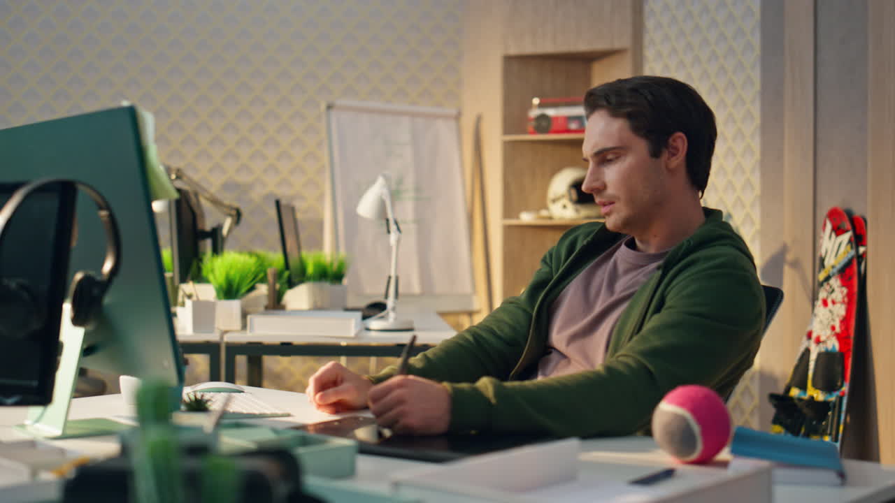 un trabajador independiente pensativo mirando la pantalla de la computadora de cerca en la oficina. hombre reflexionando