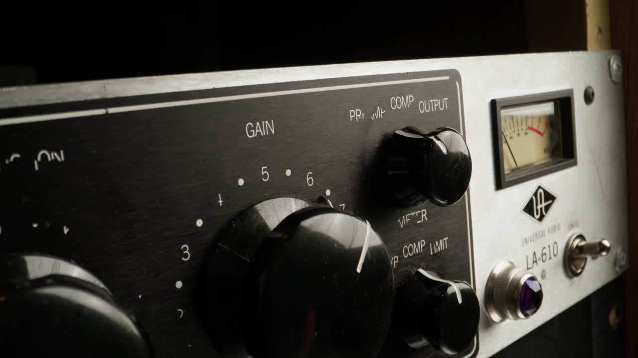 고대 오디오 장비에서 게인과 압축기를 조정하는 것