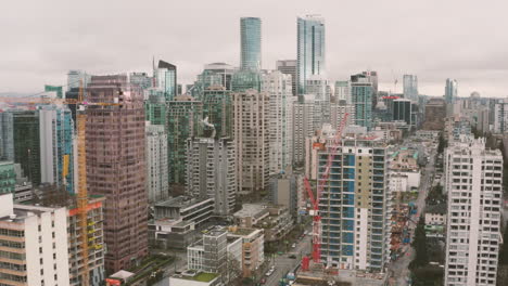 vista aérea del denso paisaje urbano del centro de vancouver.