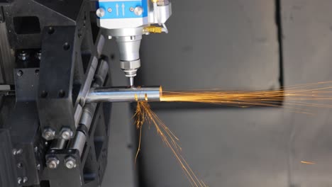 corte con láser y gas de metal, tecnología industrial moderna.