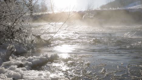 niebla sobre el río congelado a cámara lenta, retroiluminada en la madrugada