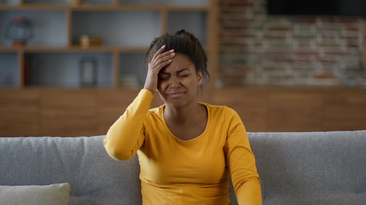 mujer con dolor de cabeza