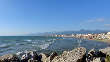 Ein-Sonniger-Tag-Am-Strand-In-Viareggio,-Toskana,-Italien-Mit-Kleinen-Wellen