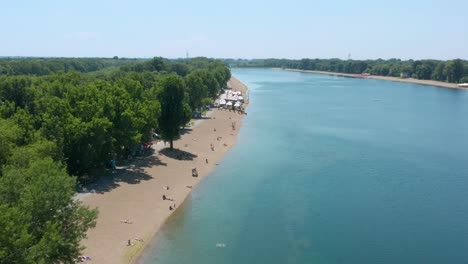 Vista-Aérea-De-Una-Playa-De-Arena-Artificial-En-El-Río-Sava-Cerca-De-Belgrado