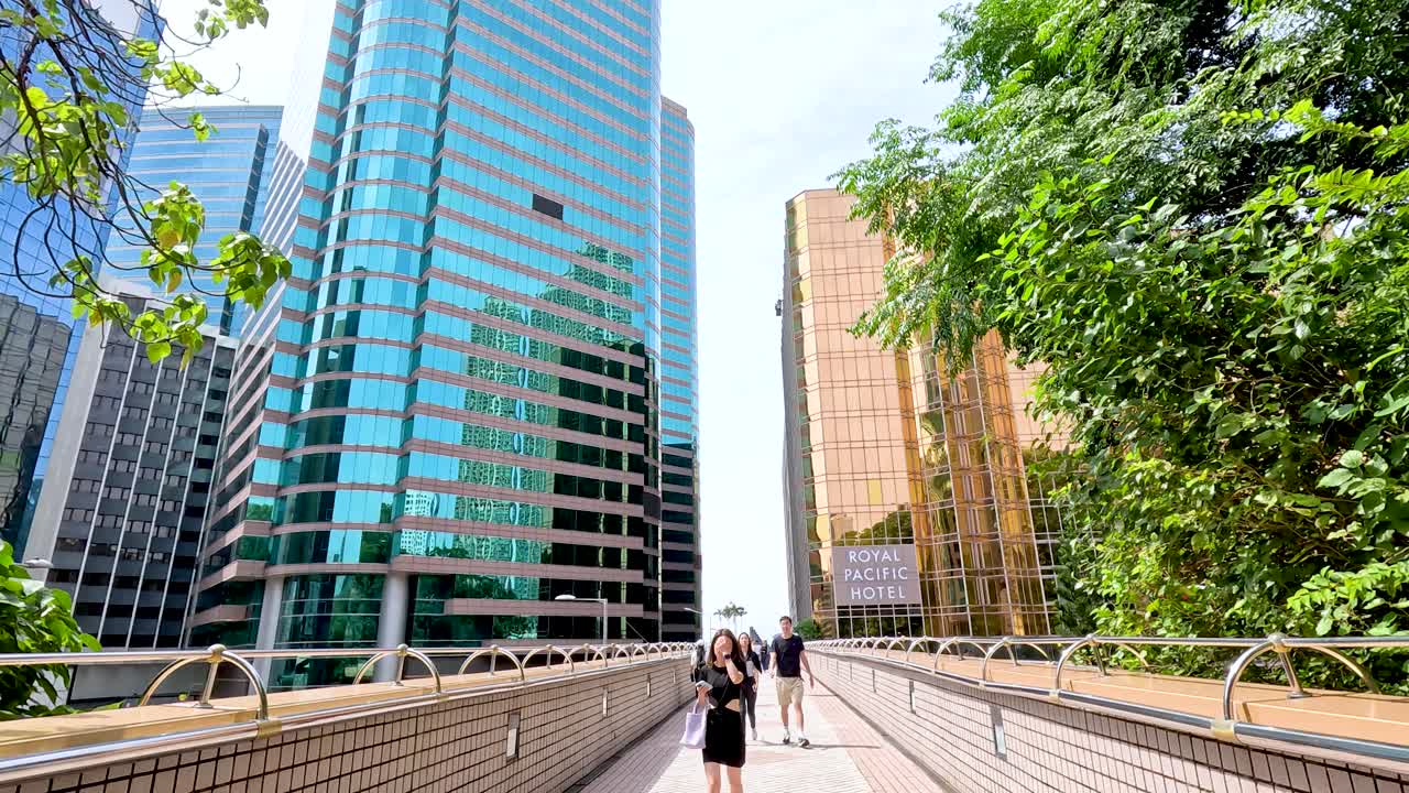 경치 좋은 도시 길 을 따라 고 있는 사람 들