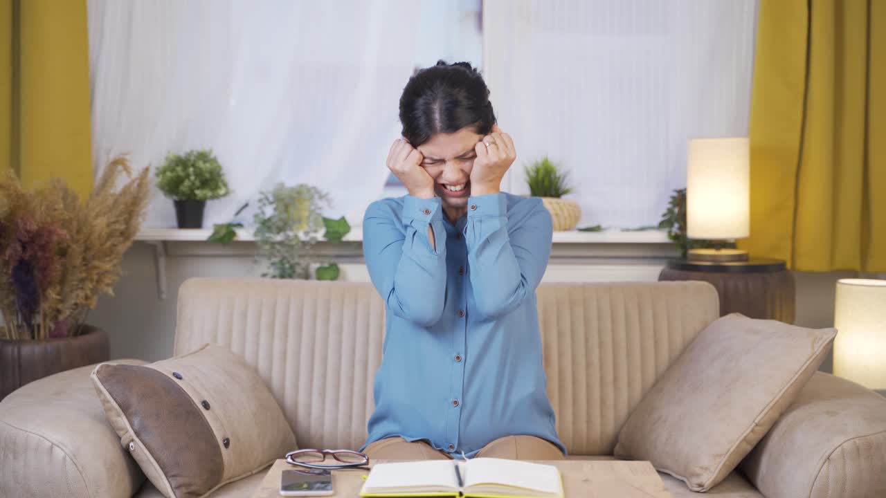 신경 ⁇ 약을  ⁇ 고 있는 젊은 여성은 화가 나고 기분이 좋지 않습니다.