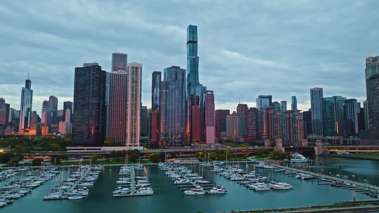 tomada aérea del nuevo lado este y el puerto dusable, amanecer en chicago
