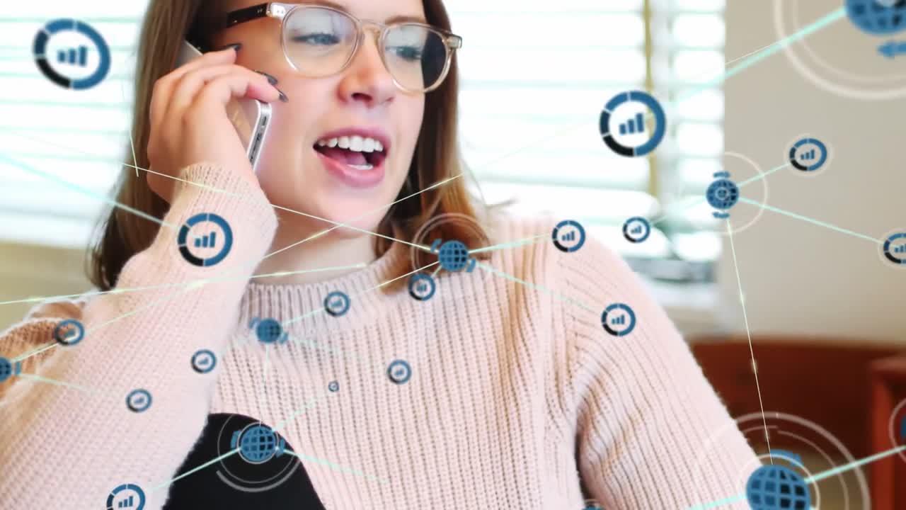 animación de una mujer caucásica hablando en un teléfono inteligente a través de una red de conexiones con iconos
