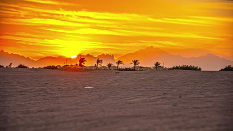 Sonnenaufgangszeitraffer-Einer-Sandwüste,-Sonnenaufgang-Hinter-Dem-Berg