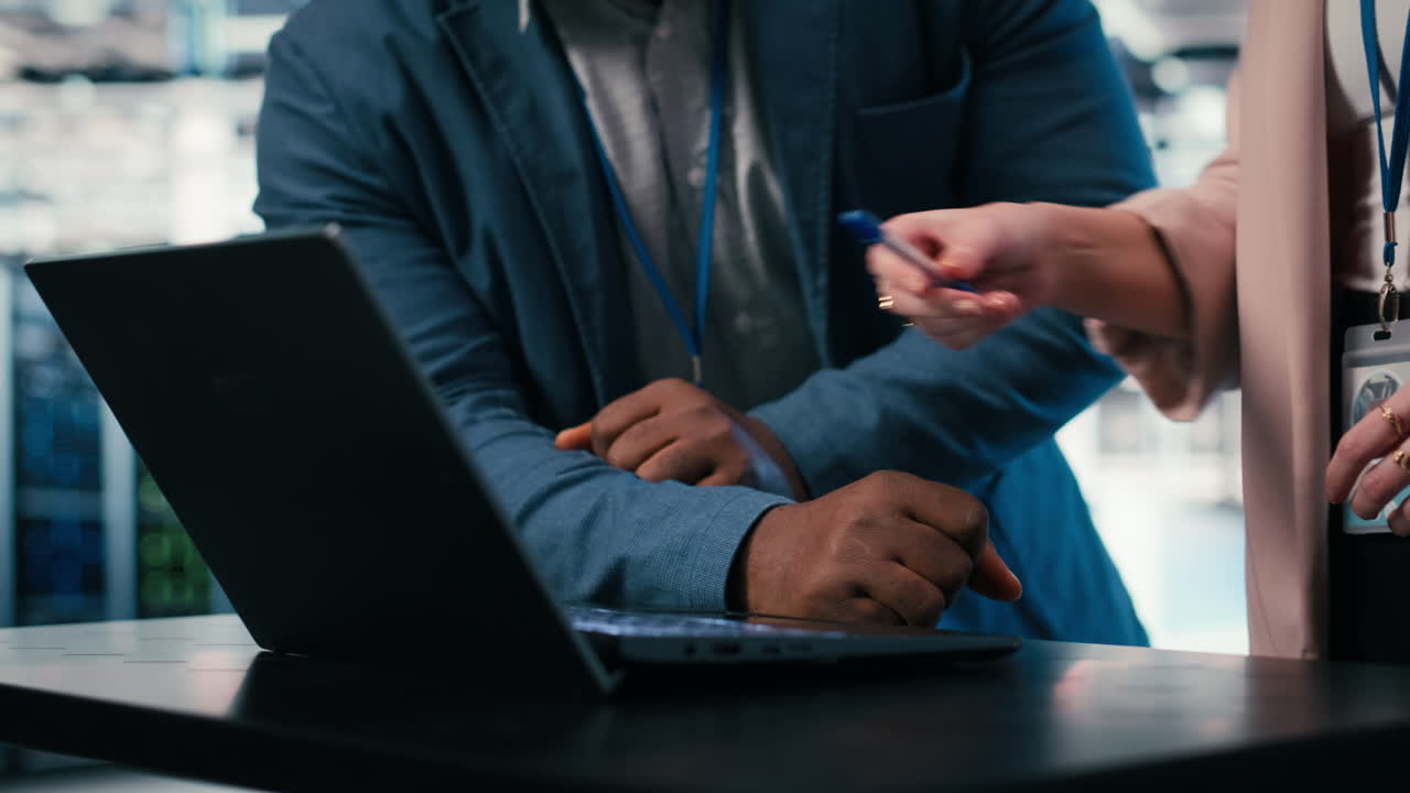 Professionisti che discutono informazioni su un laptop in ufficio