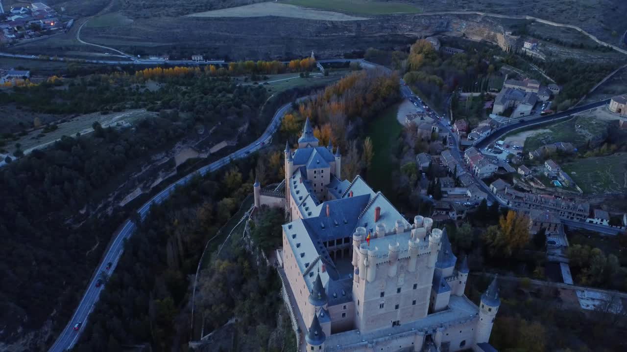 Vecchio castello in una giornata autunnale al tramonto