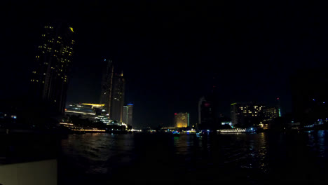 Ciudad-De-Bangkok-Con-El-Río-Chao-Praya-En-Vista-Nocturna-Desde-Un-Barco-En-Tailandia