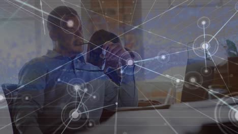 animación de la red de conexiones entre diversas personas de negocios que trabajan en la oficina