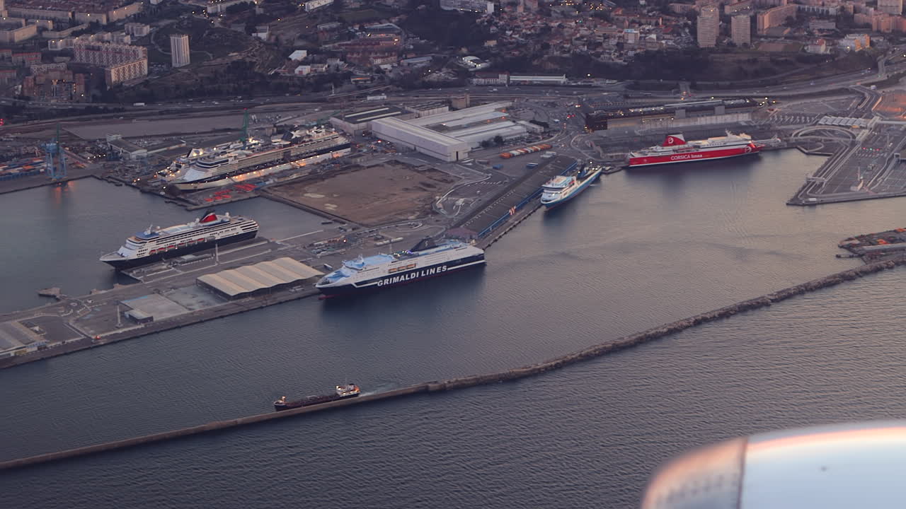 프랑스 마르세유 의 해변 항구 터미널 에서 밤 에 비행기 에서 볼 수 있는 크루즈 선박 과 화물 선박
