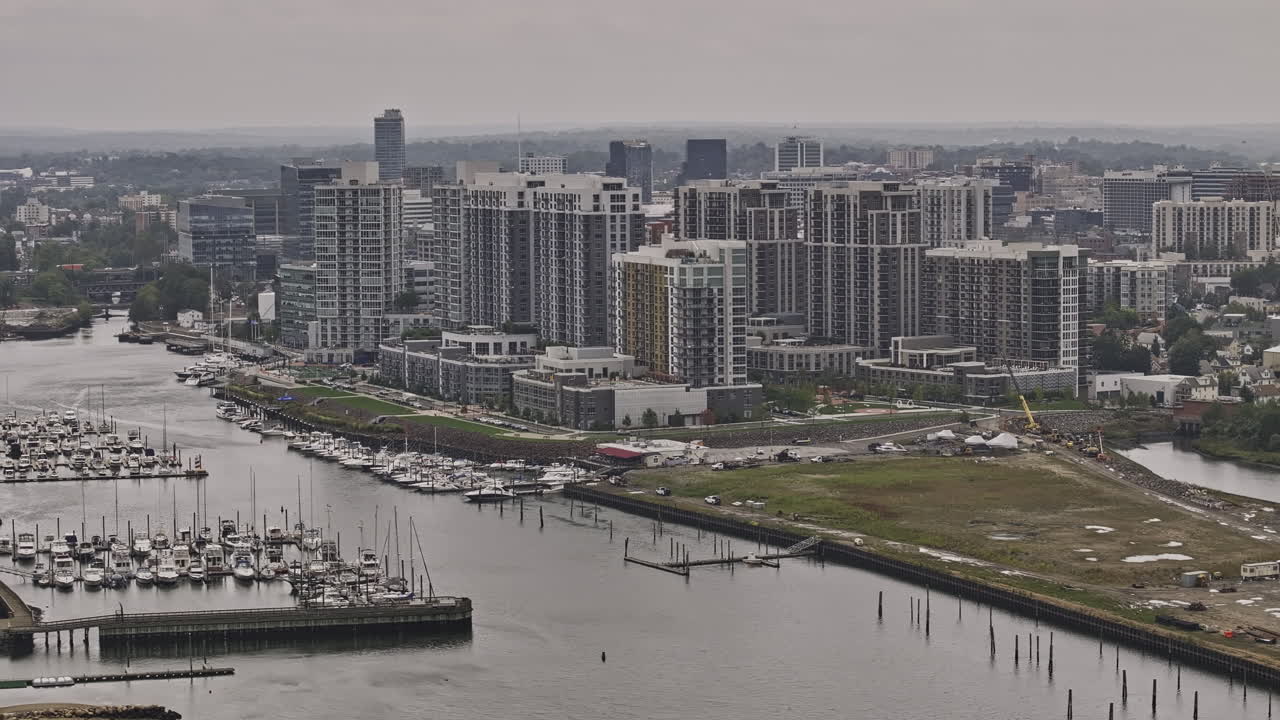 스포드 코네티 에어리얼 v5 으로 촬영된 워터사이드 지역, 롱아일랜드 사운드 (long island sound) 에 위치한 아파트 건물과 마리나 (marina) 에 정박한 보트 - mavic 3 pro cine로 촬영 - 2023년 10월