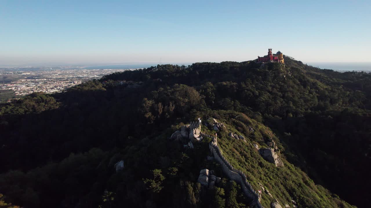 카스텔로 도스 무로스(castelo dos mouros)와 카스텔로 다 페냐(castelo da pena)의 공중 촬영