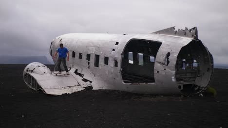 Un-Skater-Hace-Un-Truco-En-Un-Avión-En-Islandia