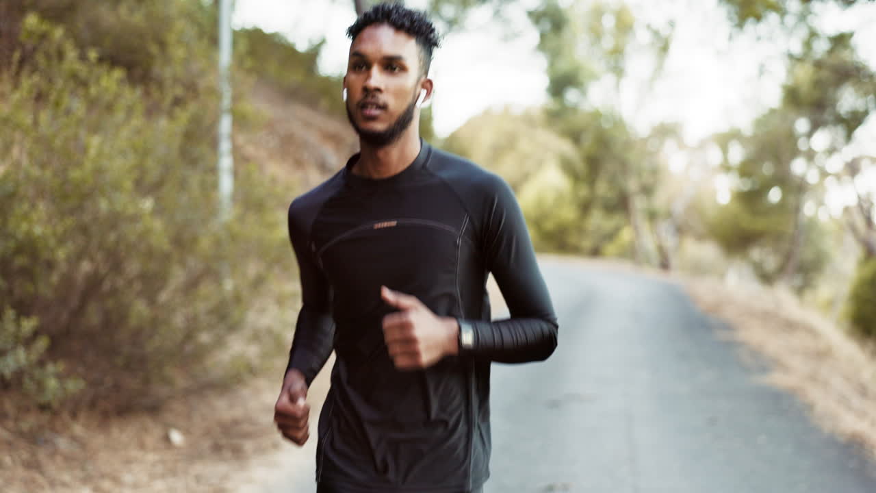corredor, auriculares o correr en la naturaleza
