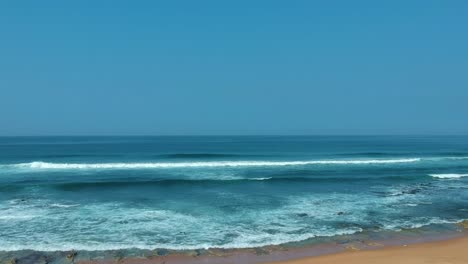 Drone-Volador-Sobre-La-Costa-Del-Mar-De-La-Playa-Sobre-El-Mar-Y-La-Arena-En-Durban-Sudáfrica