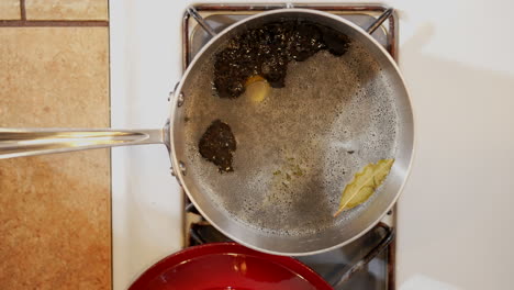 arroz orgánico salvaje o negro hirviendo a fuego lento en una olla en la estufa - vista directa hacia abajo