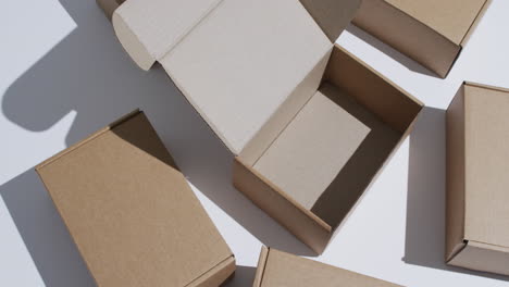 vídeo de cajas de cartón con espacio para copiar sobre fondo blanco