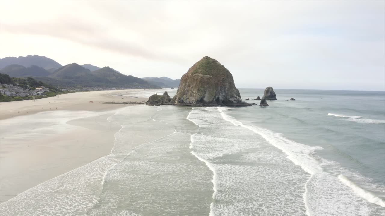 drone 4k de pajar rock en canon beach oregon