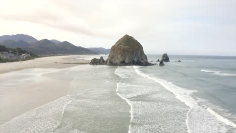 4K-Drohne-Aus-Heuhaufenfelsen-In-Canon-Beach,-Oregon