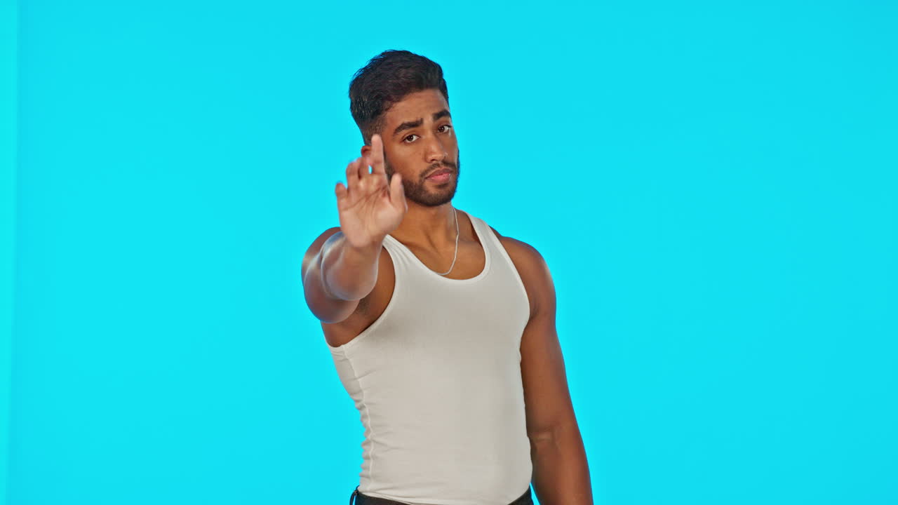 cara, detener las manos y el hombre en el estudio aislado