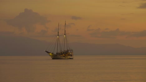 Velero-Amarrado-Al-Atardecer-Sobre-El-Mar-Durante-La-Hora-Dorada