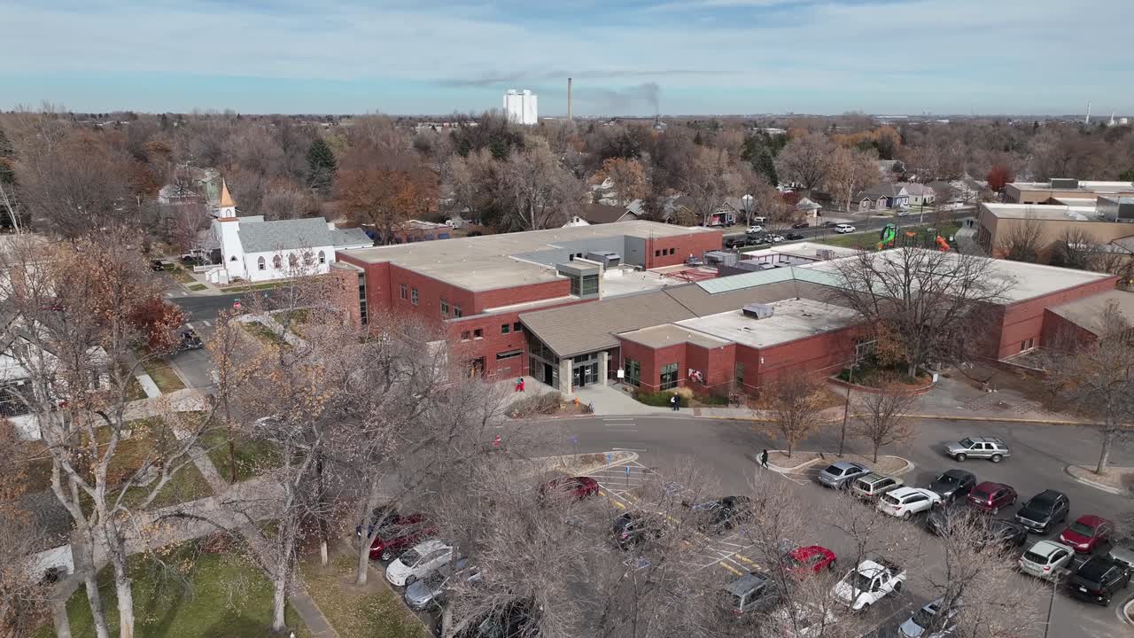 la biblioteca pública de loveland fue filmada por un dron ubicado en el campus municipal de loveland, colorado.