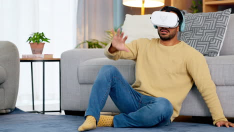 un joven con auriculares vr se asusta.