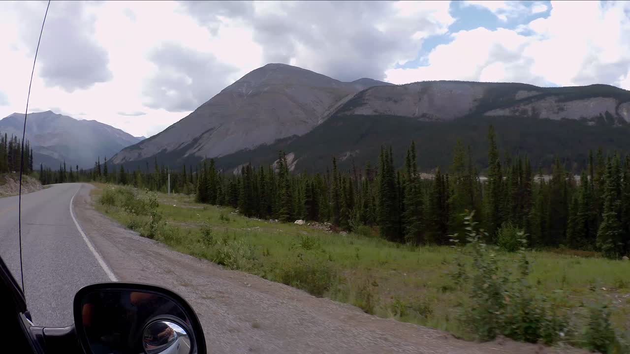 vista de la ventana del pasajero de las montañas rocosas del norte a lo largo de la autopista de alaska