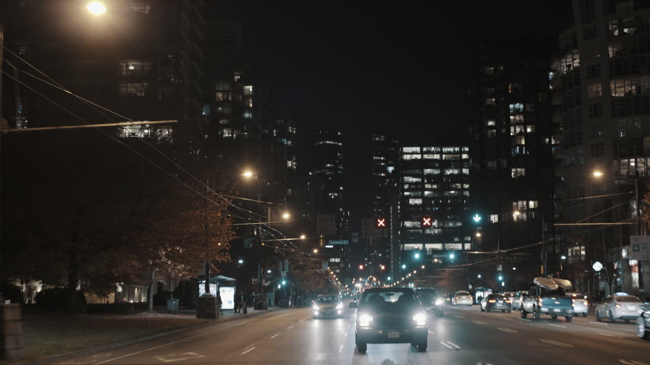 웨스트 엔드, 밴쿠버, 캐나다에서 운전하는 자동차와 함께 밤 거리, 넓은