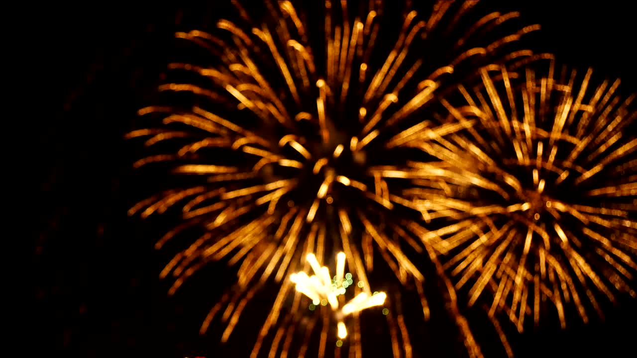 4k imágenes abstractas borrosas de de cerca real colorido festival de fuegos artificiales se iluminan en el cielo en la escena de la noche oscura para el festival de vacaciones y la celebración de fondo