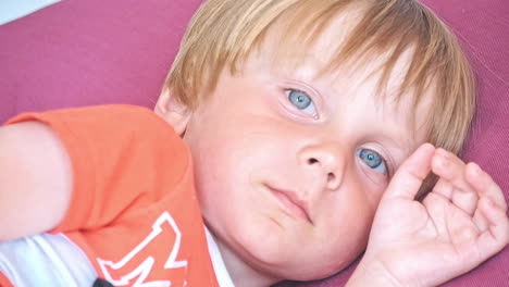 retrato de un niño lindo y sonriente