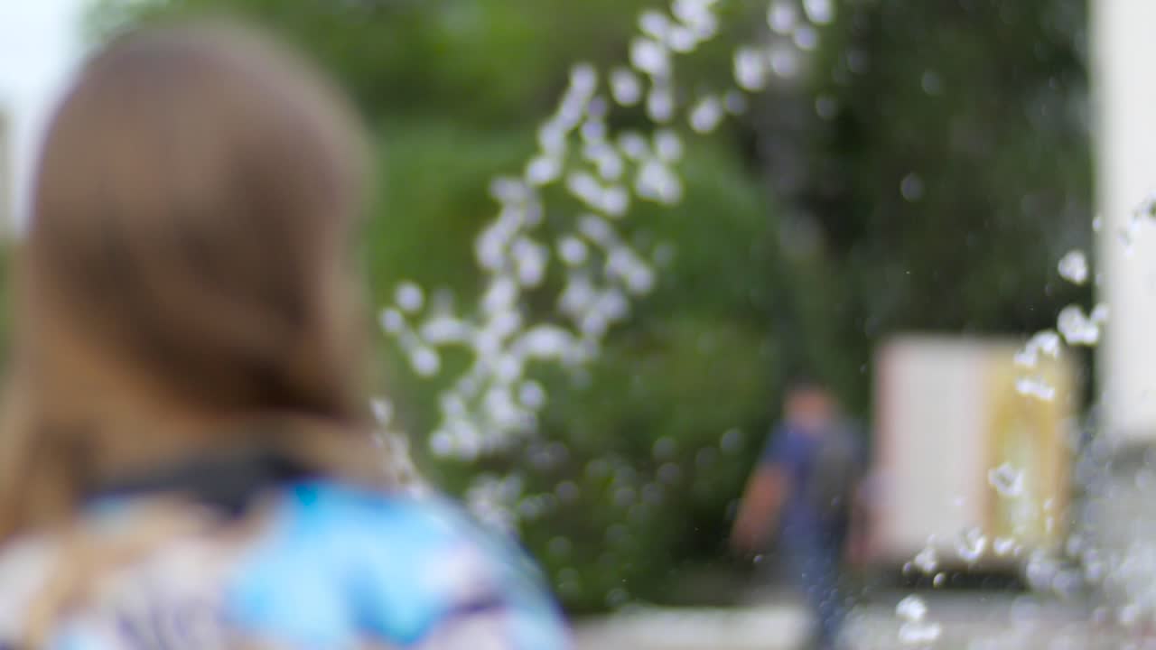 야외 에서  ⁇ 고 있는 여자