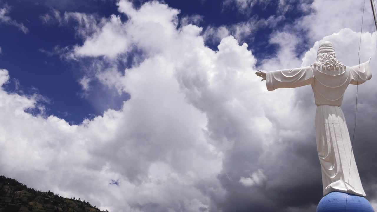 구름을 바라보는 예수상 yungay cementery, ancash peru - 4k