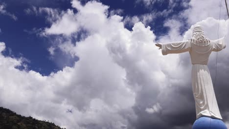 Estatua-De-Jesus-Mirando-A-Las-Nubes-Cementerio-Yungay,-Ancash-Peru---4k