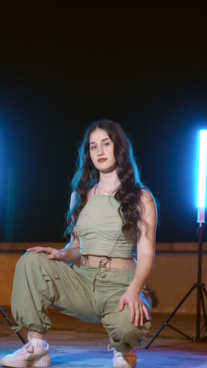 retrato de una mujer con el cabello largo