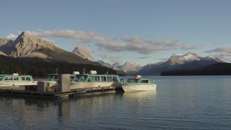 Barcos-Turísticos-En-El-Lago-Maligne-Atracados-En-Un-Embarcadero-Flotante-Durante-La-Temporada-Baja