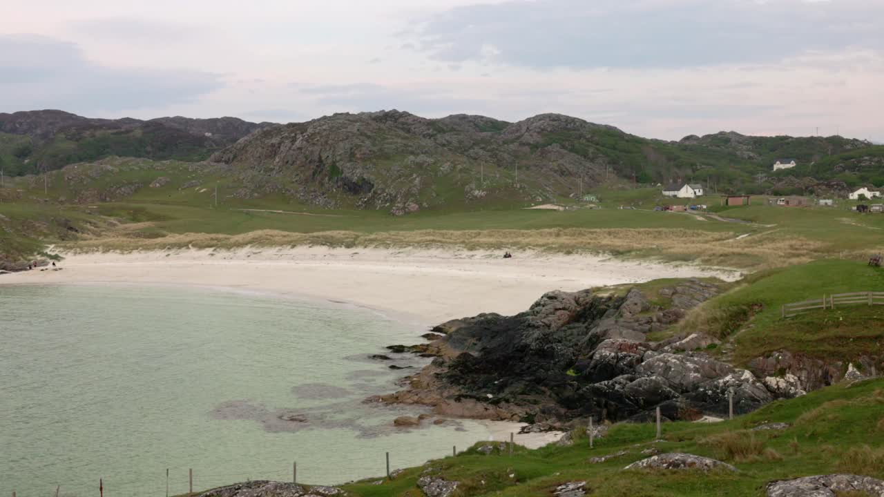 Toma de gran angular de la famosa Bahía de Achmelvich en Escocia durante el verano.
