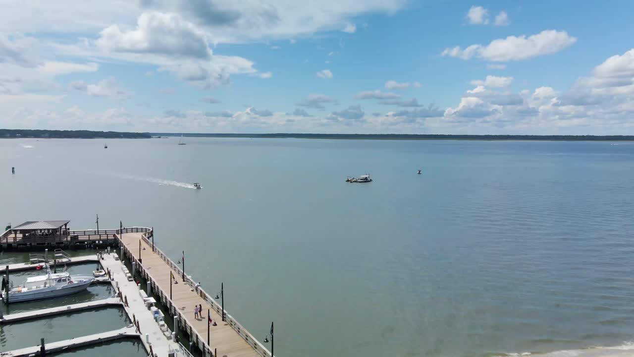 imágenes aéreas de 4k de la ciudad portuaria en hilton head island, carolina del sur