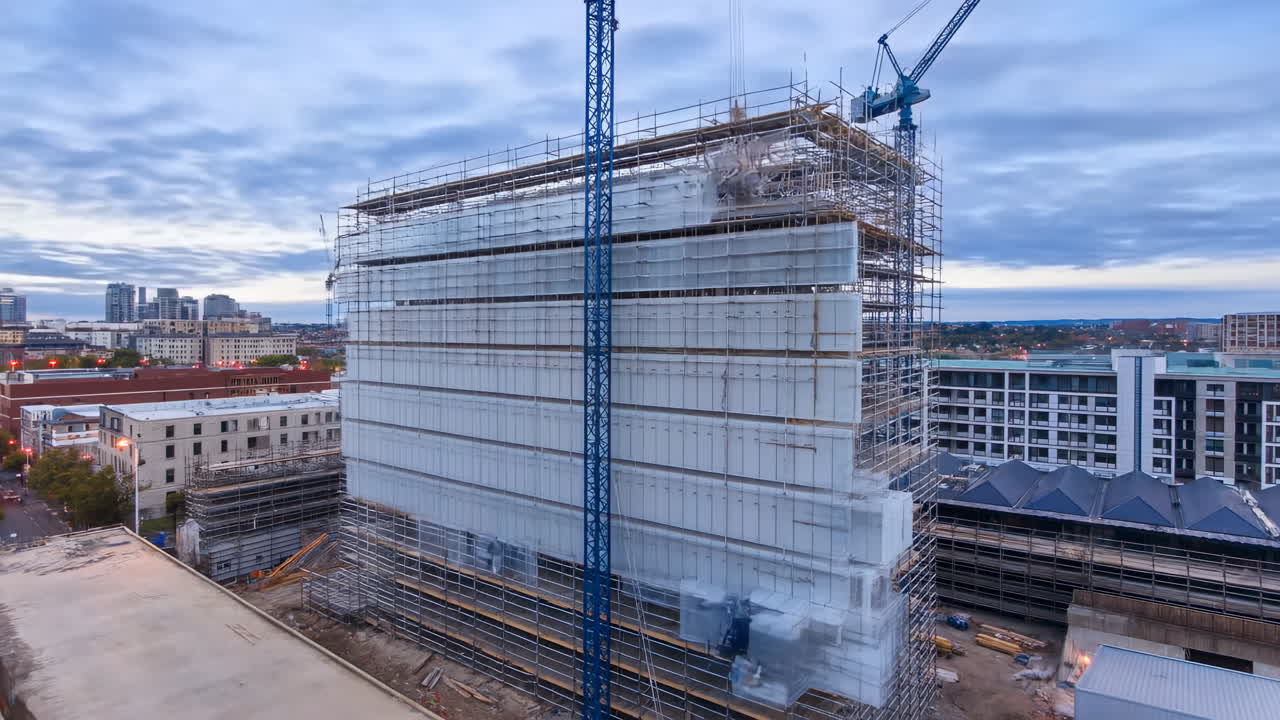 Time-lapse del progresso di costruzione di un edificio in una città