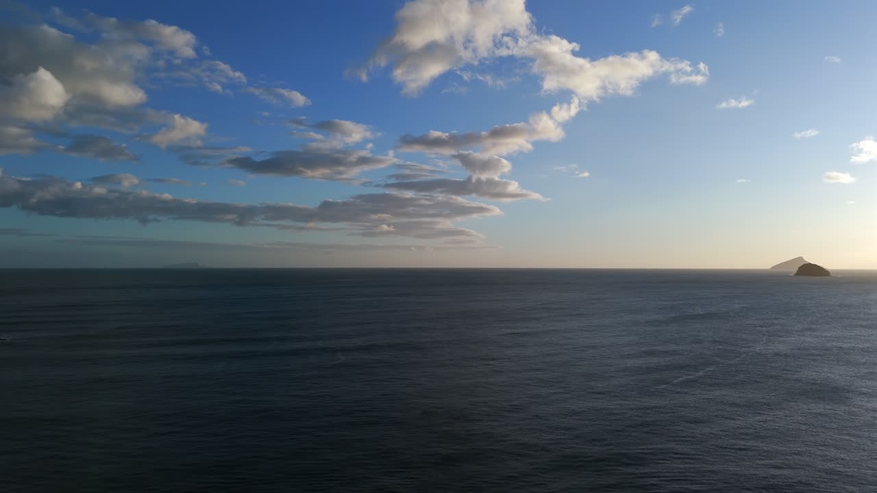 Fredelig utsikt over tropisk hav i skumringen ved Boicucanga-stranden i Sao Sebastiao, Brasil. Luftfoto i bredformat