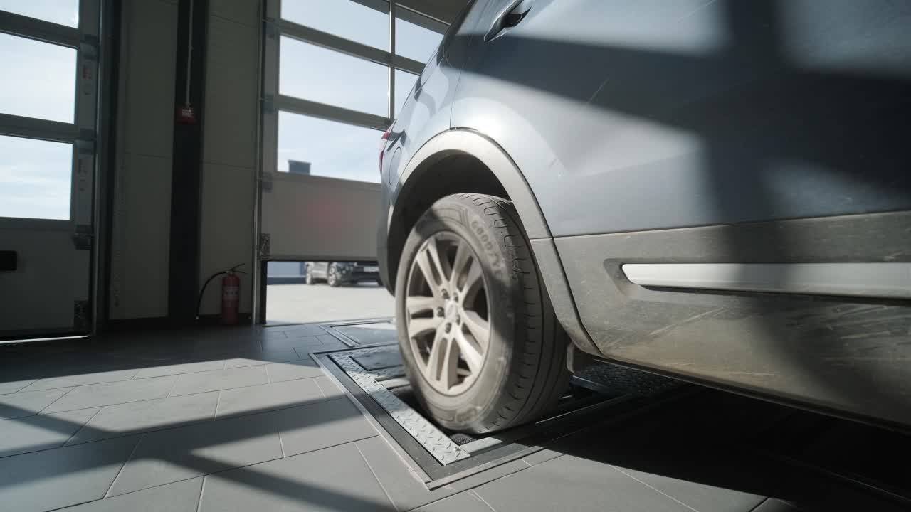 정비 또는 검사를 위해 차고에 있는 엘리베이터에 있는 자동차