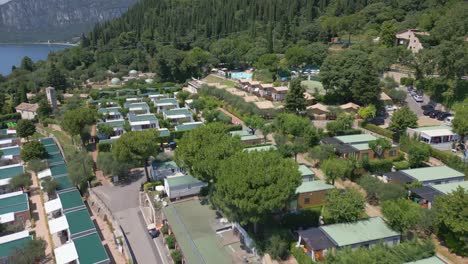 Toma-Aérea-Del-Camping-La-Rocca-En-El-Lago-De-Garda,-Italia