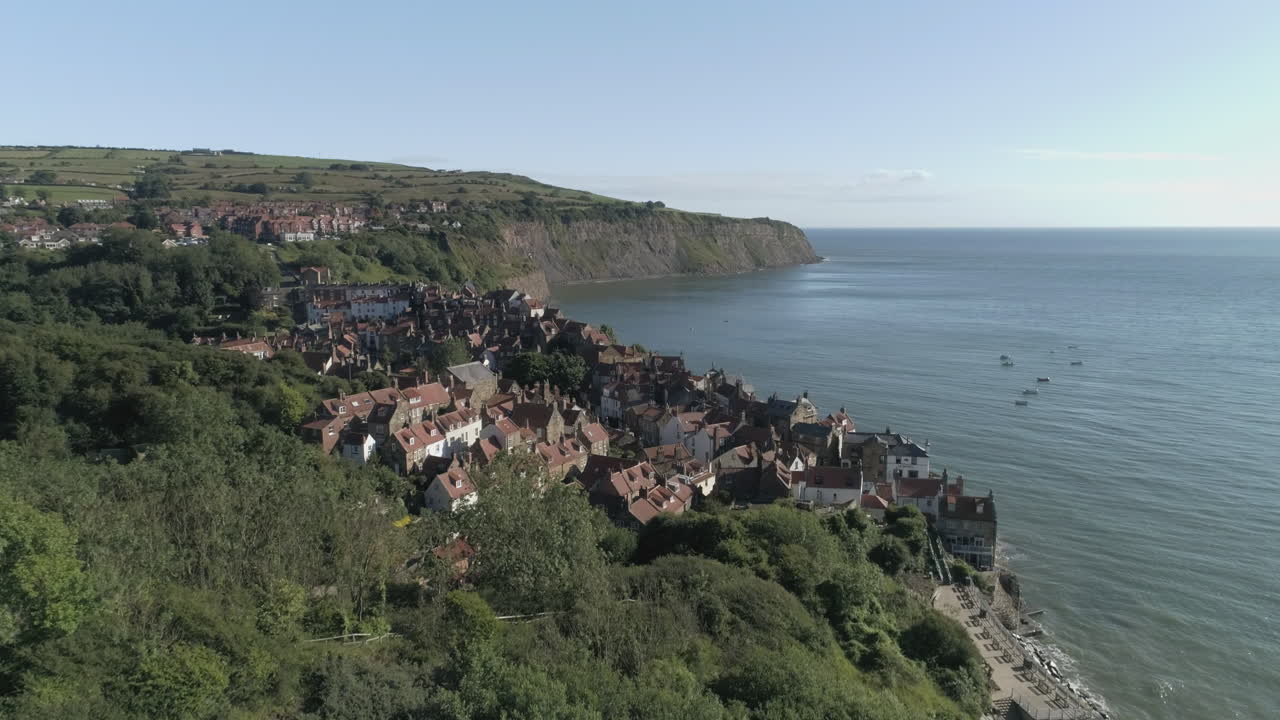 páramos del norte de york, robin hoods bay, rhb, clip 4, zángano sobre la ciudad y la costa, costa patrimonial del norte de yorkshire, vídeo, 3840x2160 25fps, prores 422