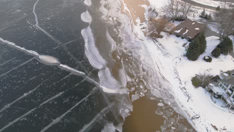 pista aérea con drones sobre formaciones de hielo en una costa poco profunda