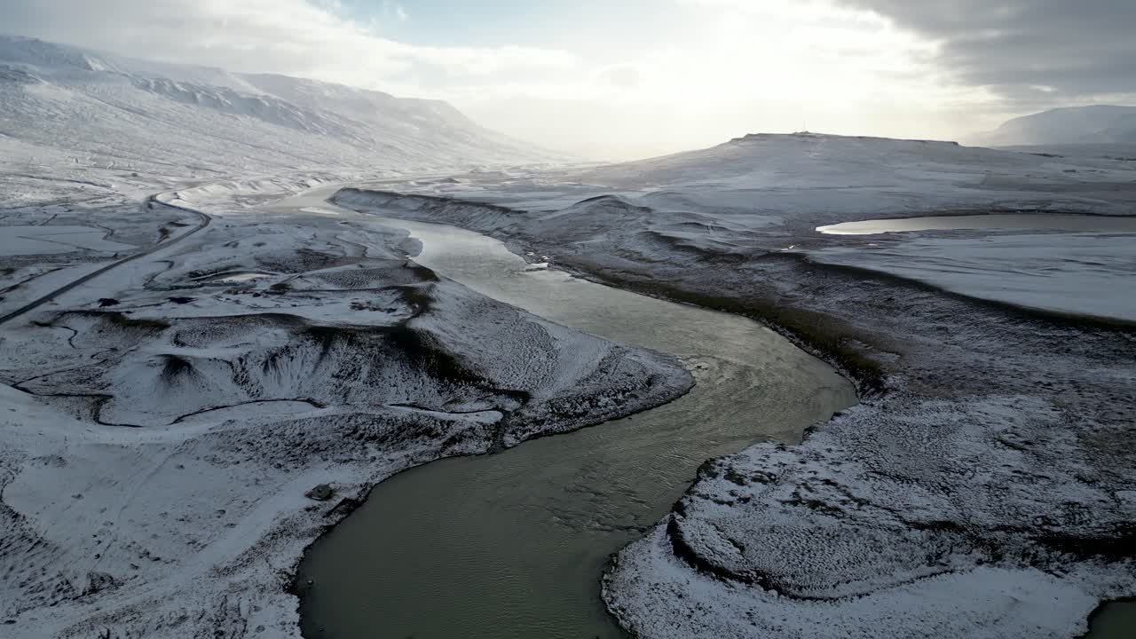 magnífico paisaje del río nevado en el valle de islandia, paisaje aéreo