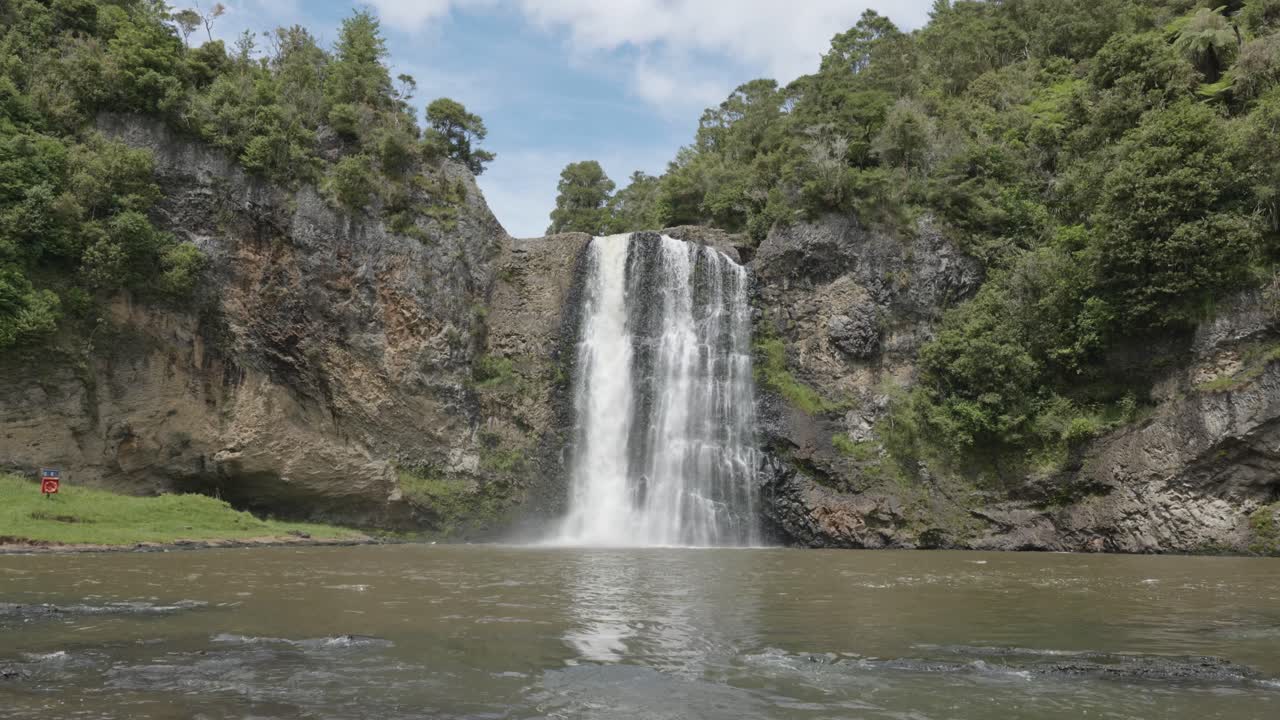 vista de las cataratas de hunua en un soleado día de verano en auckland, nueva zelanda